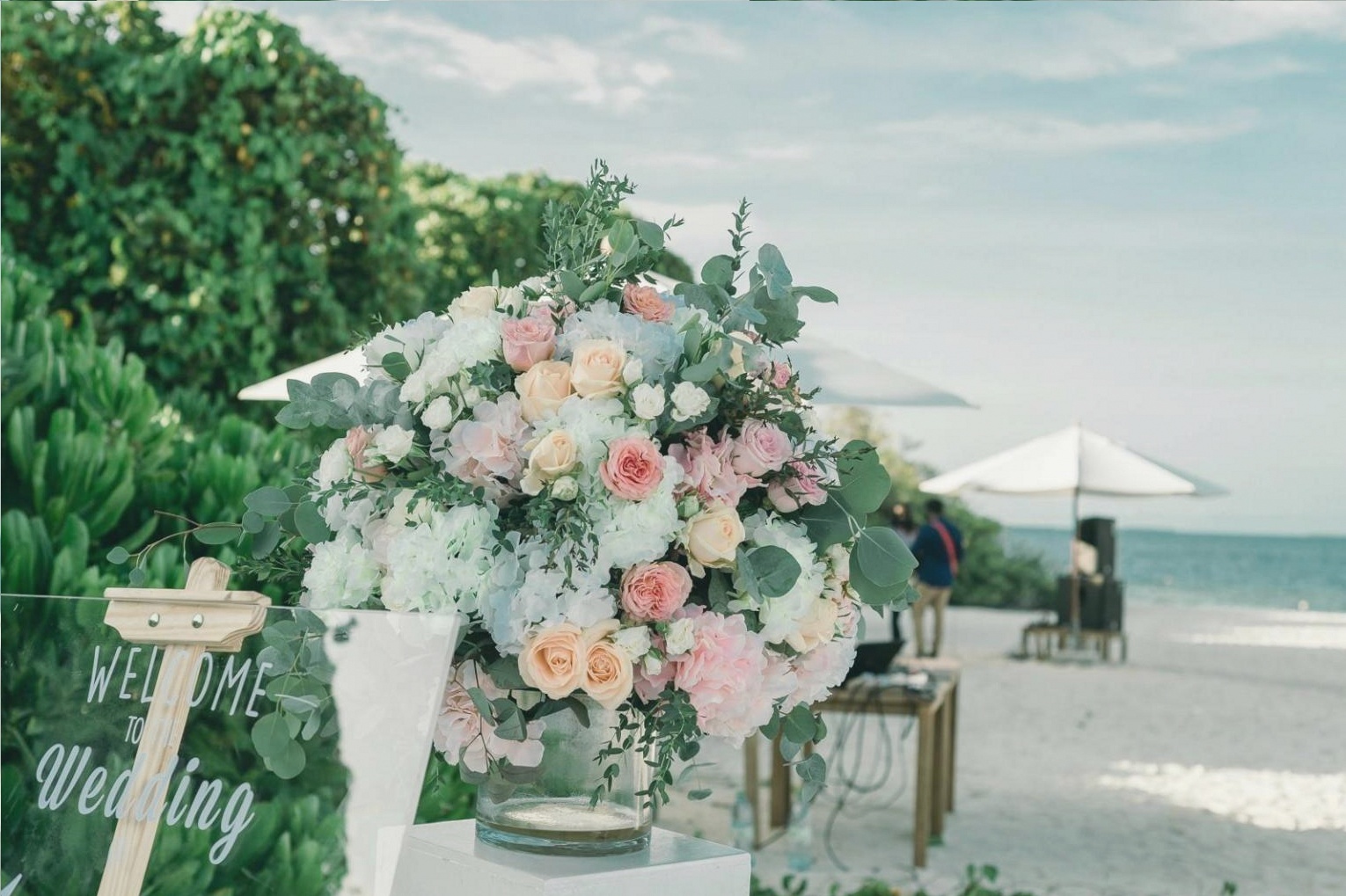 Composition florale classique sur table de travail